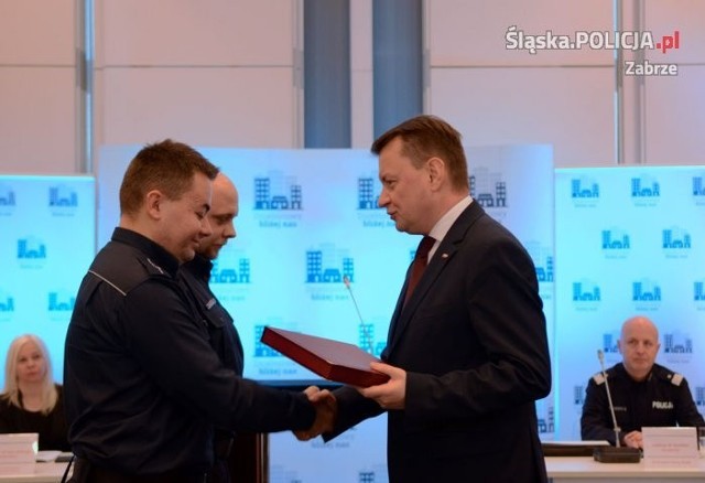 Minister spraw wewnętrznych i administracji Mariusz Błaszczak wyróżnił i nagrodził dzielnicowego z Komisariatu Policji II w Zabrzu mł. asp. Marcina Bajerowicza