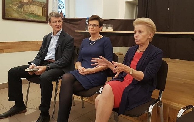 Z mieszkańcami powiatu pińczowskiego spotkali się posłanka Krystyna Szumilas, była minister edukacji, poseł Andrzej Czerwiński, były minister skarbu oraz posłanka Iwona Śledzińska - Katarasińska.