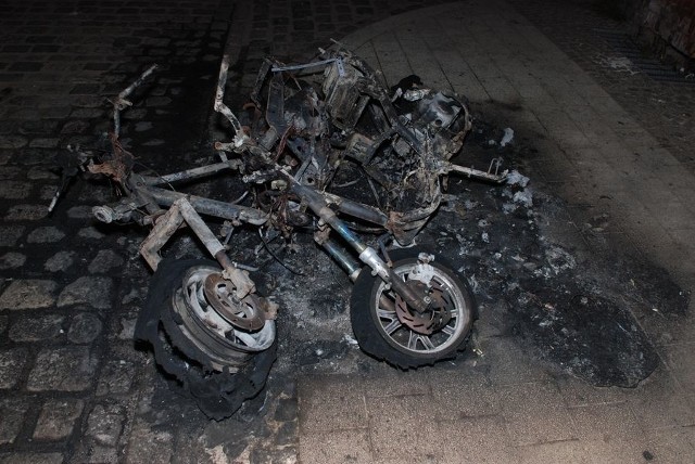 25-latek jest podejrzany  o spalenie dwóch motorowerów w Gdańsku Śródmieściu