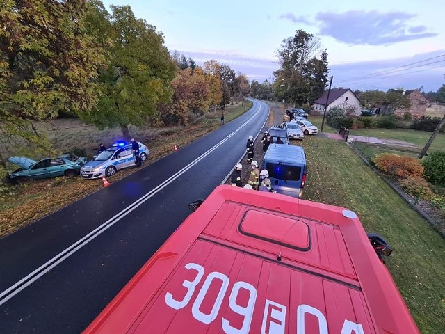 Do zdarzenia doszło w niedzielę, 18 października. O godzinie 17:37 strażacy z OSP w Bogdańcu wyjechali do Motylewa, gdzie na drodze DW 132 samochód osobowy wypadł z drogi, ściął słup telekomunikacji i uderzył w drzewo. - Kierujący pojazdem zbiegł z miejsca zdarzenia. Swoje czynności prowadzi policja - informują strażacy. Zobacz również: Wybuch domu w Kostrzynie. W środku były dwie kobiety