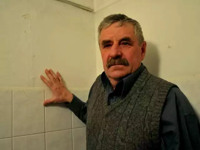 - Popękały ściany w pokojach i płytki w łazience &#8211; pokazuje Stanisław Kalisz z ulicy Szajnochy w Jaśle