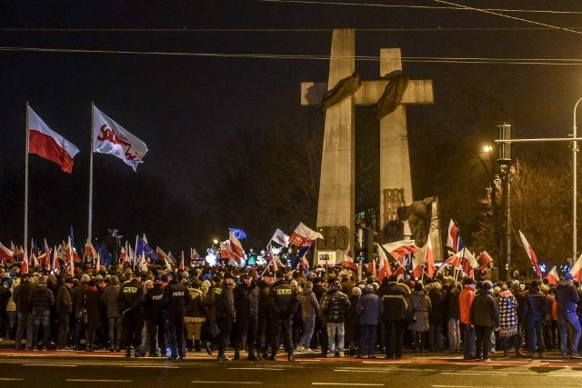 Strajk obywatelski w Poznaniu. Tłumy na placu Mickiewicza