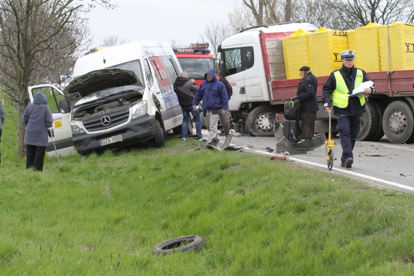 Karambol na drodze Wrocław - Świdnica. 9 osób rannych, w tym dwie ciężko