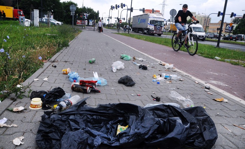 Skandal pod śmietnikiem. Bydgoszczanie są oburzeni