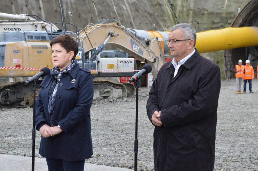 Premier i minister na placu budowy nowej zakopianki. Od teraz tunel jest drążony z dwóch stron