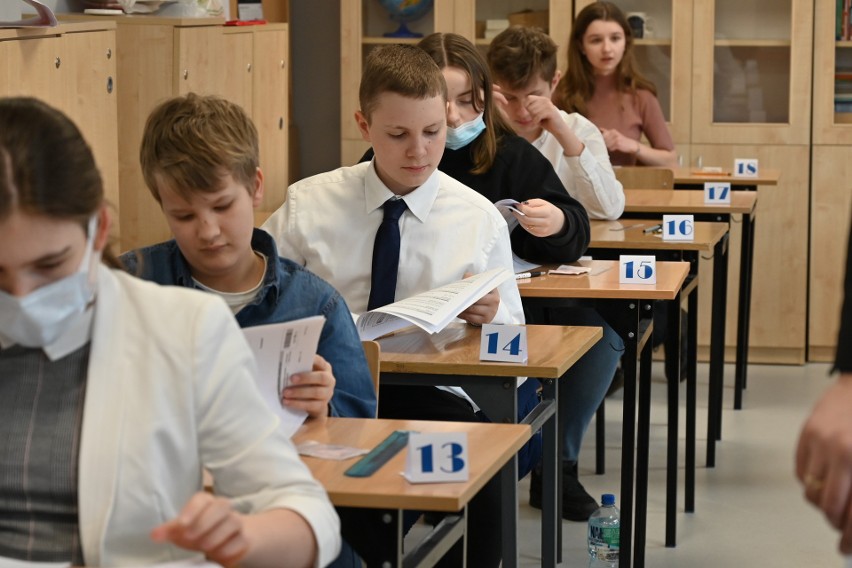 Próbny egzamin ósmoklasisty 2021 z matematyki w Zespole Szkół imienia Juliusza Verne'a w Kielcach (ZDJĘCIA, WIDEO)