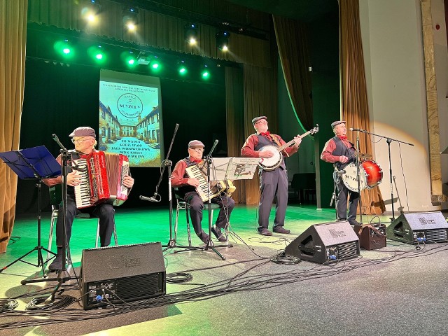 Kapela Podwórkowa Scyzory podczas koncertu w Wojewódzkim Domu Kultury w Kielcach.
