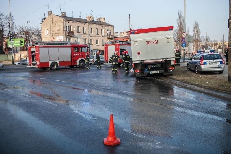 Kwas solny na skrzyżowaniu al. Rydza-Śmigłego z ul. Przybyszewskiego. Żrąca substancja spadła z auta