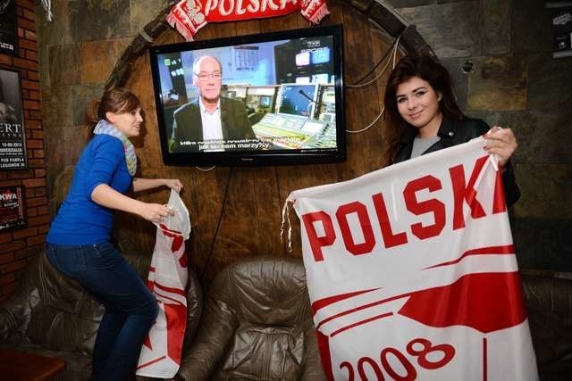 Przed meczem Polska - Szkocja w pubie Pamelaod lewej Paulina i Agata