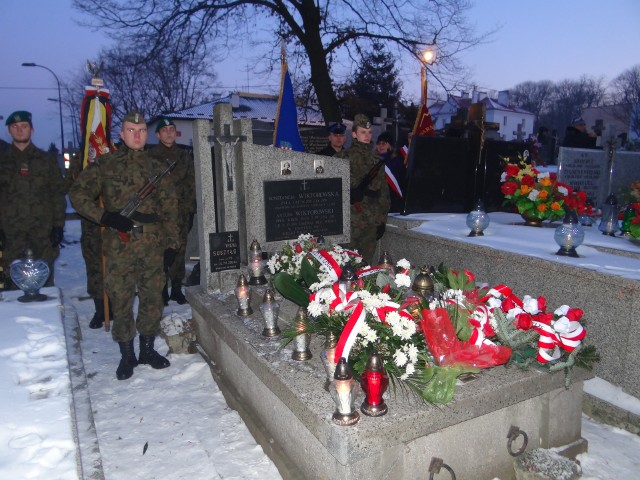 Przy symbolicznej mogile ppłk Antoniego Wiktorowskiego ps. „Kruk” na Cmentarzu Katedralnym wartę pełnili sandomierscy Strzelcy.