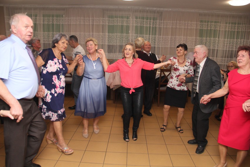 Brzezińscy seniorzy bawili się na potańcówce. Zobaczcie, co się tam działo! ZDJĘCIA