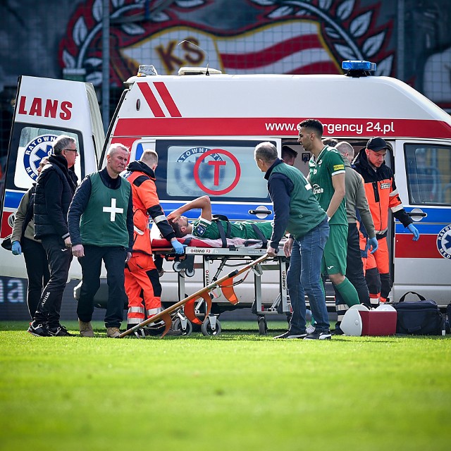 Ramos na noszach opuszcza stadion