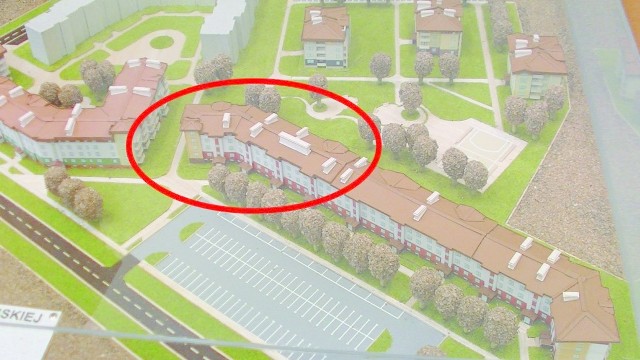 Budynek widoczny na zdjęciu jeszcze nie istnieje. To makieta. Część zaznaczona na czerwono będzie miała właśnie 40 mieszkań, które mają zostać wybudowane. Prezes Piotr Kroll ma nadzieję, że druga część budynku powstanie w przyszłości.