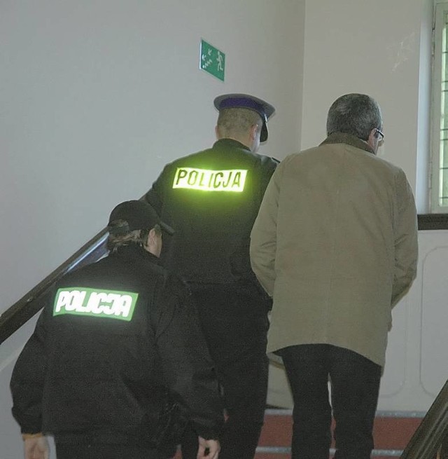 Mirosława K. w środę do sądu doprowadzili policjanci. Z budynku wyszedł już jednak bez kajdanek. Sąd zarządził jedynie dozór policyjny.