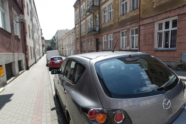 Parkowanie na Baldachówce jest dopuszczone tylko po lewej stronie, ale auta stają po obu.