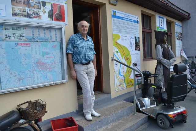 Grzegorz Myk przed swoim królestwem - Punktem Informacji Turystycznej przy placu Zwycięstwa. Stworzył placówkę i pracuje tu od roku 2002. Niestety, żegna się już i odchodzi na emeryturę.