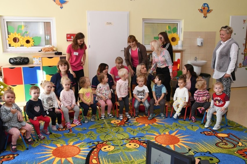 Uczennice Zespołu Szkół Przemysłu Spożywczego w Kielcach uczyły dzieci w Domaszowicach, jak zdrowo się odżywiać