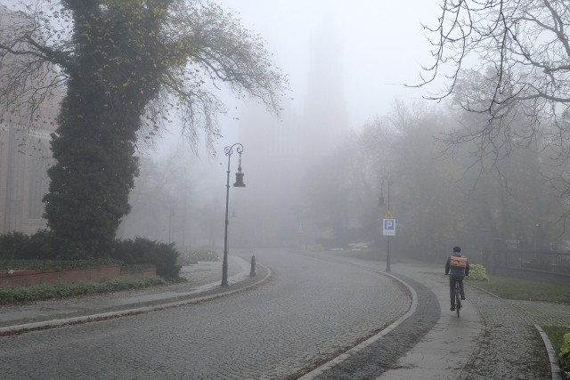 W środę, 26 października poznaniaków zaskoczyła gęsta mgła, która przesłoniła niemal całą stolicę Wielkopolski. Zobacz zdjęcia naszego fotoreportera, który uwiecznił te widoki --->