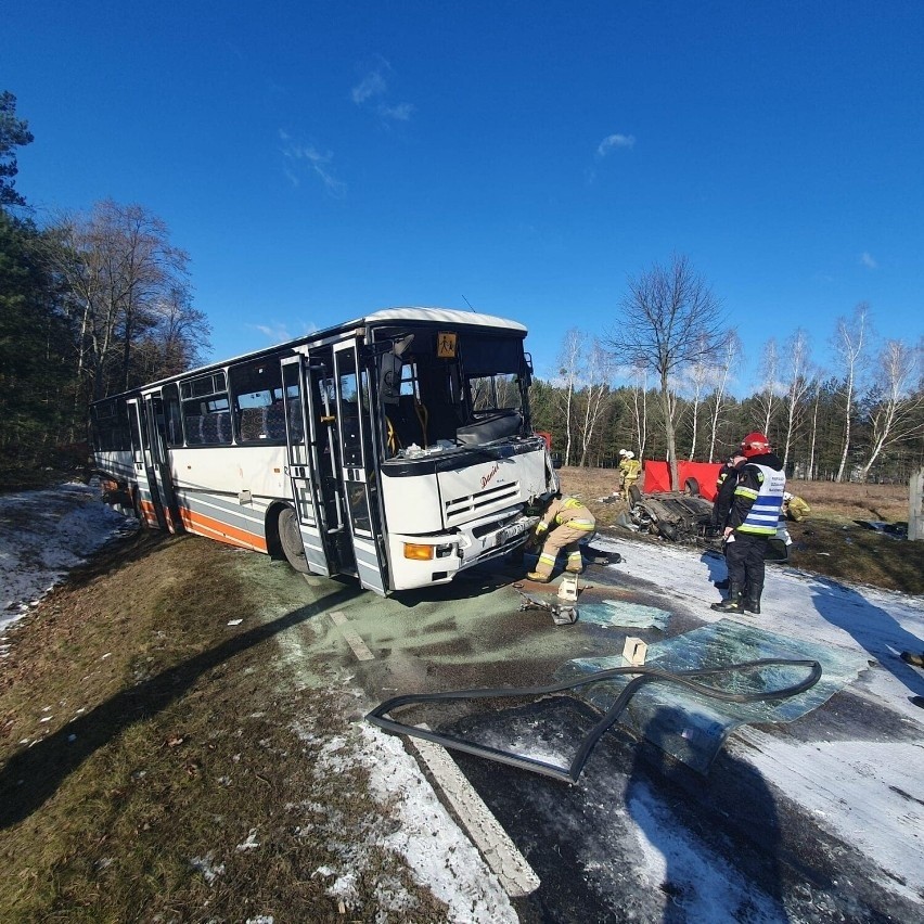 Śmiertelny wypadek w Kadłubówce pod Warszawą. Czołowe zderzenie szkolnego autobusu i osobówki. Nie żyją dwie osoby