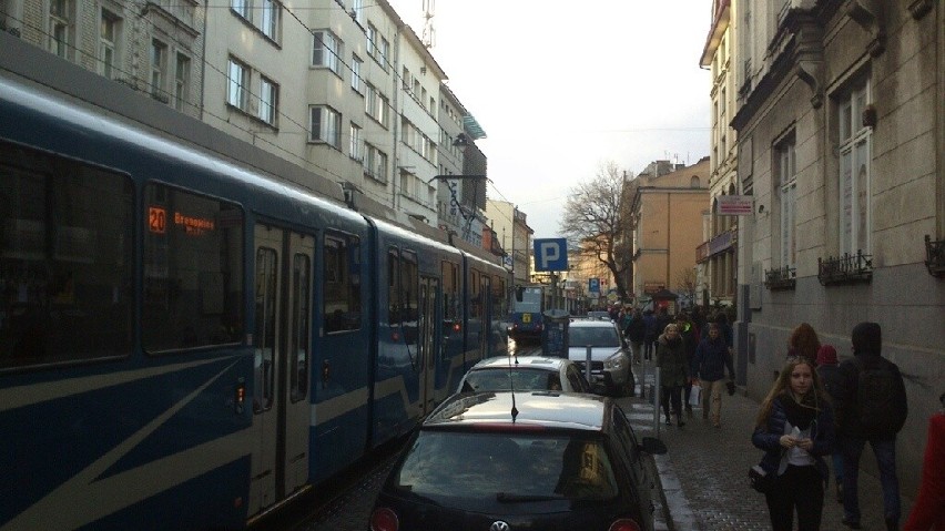 Korki na ul. Karmelickiej po awarii tramwaju.