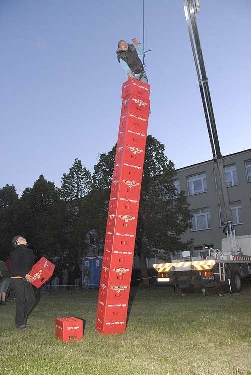 Zdjecia z środowej zabawy studentów na osiedlu Akademickim w...