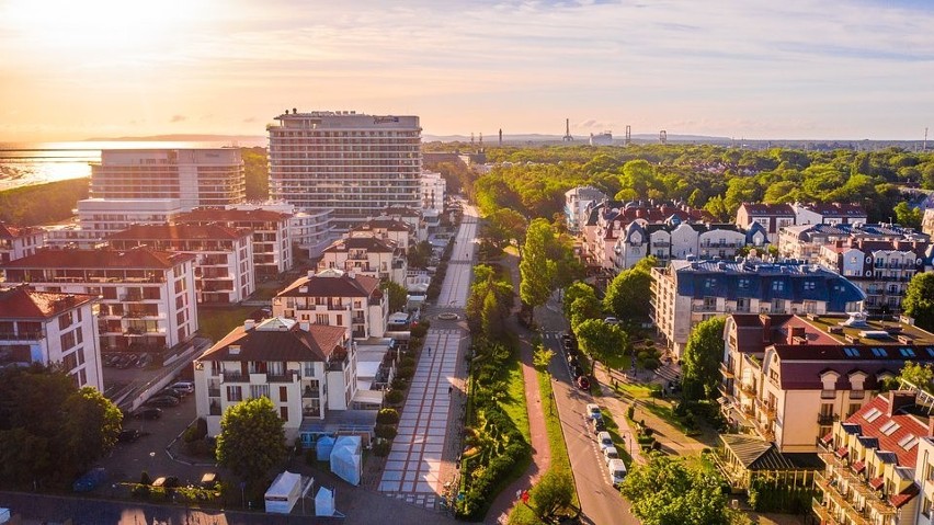 Świnoujski deptak prowadzi od dzielnicy uzdrowiskowej do...