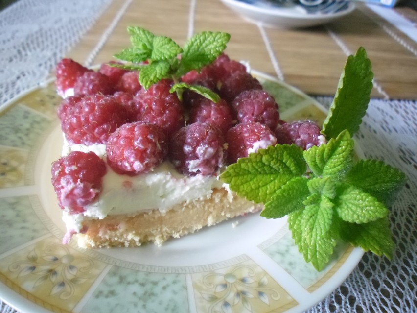 Przepisy na letnie ciasta z malinami. Na zdjęciu ciasto z...