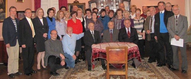 Komitet Organizacyjny obchodów 100-lecia Liceum ogólnokształcącego numer II imienia Joachima Chreptowicza w Ostrowcu.