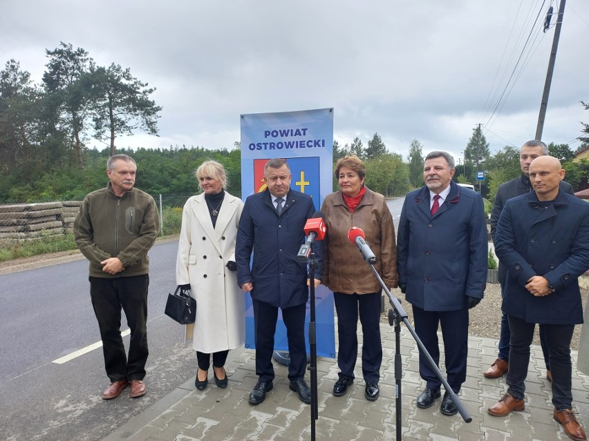 Oddanie drogi powiatowej  w Nowej Dębowej Woli. Na zdjęciu...