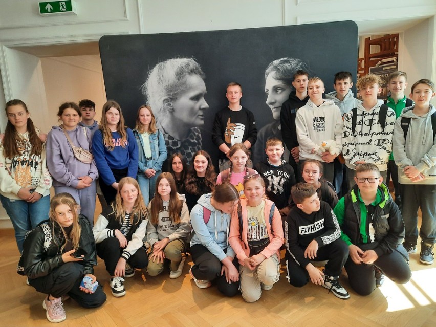 Śladami Marii Skłodowskiej-Curie. Uczniowie ze szkoły w Ujeździe poznawali postać przyszłej patronki szkoły. Zobacz zdjęcia