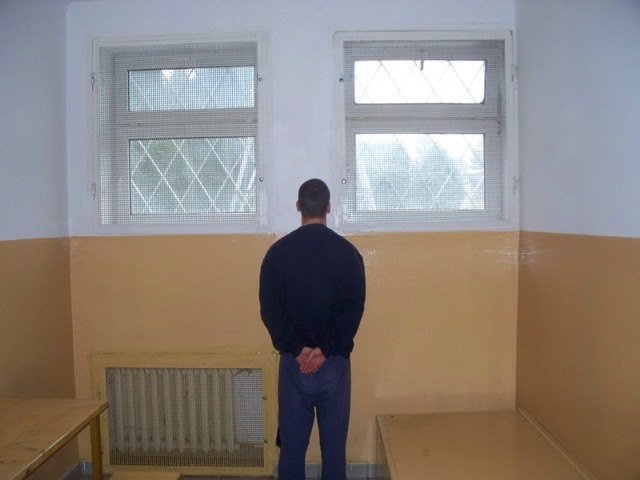 Jeden z zatrzymanych w celi komendy policji w Sandomierzu.