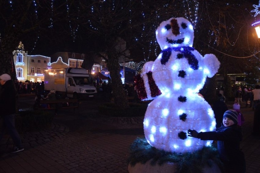Iluminacje świąteczne w Wejherowie. Tysiące lampek i dekoracje bożonarodzeniowe [ZDJĘCIA, WIDEO]