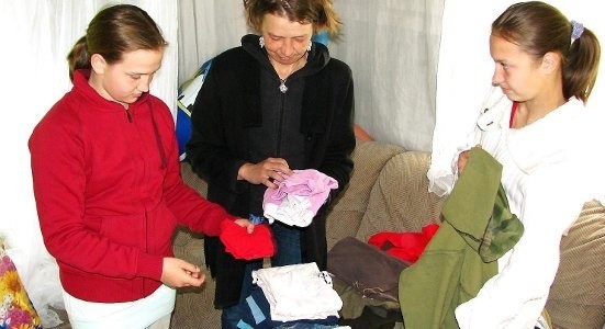 Te podarowane przez ludzi ubrania bardzo nam się przydadzą - zapewniają Ewa Wójcicka i jej córki Sylwia (z lewej) oraz Klauda powodzianki z Wiączymian Polskich
