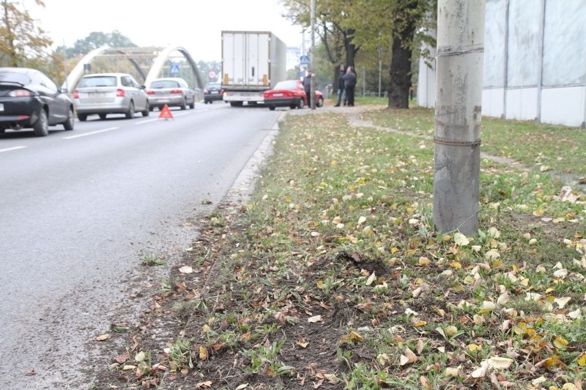 Wypadek na alei Kochanowskiego, przed mostami...