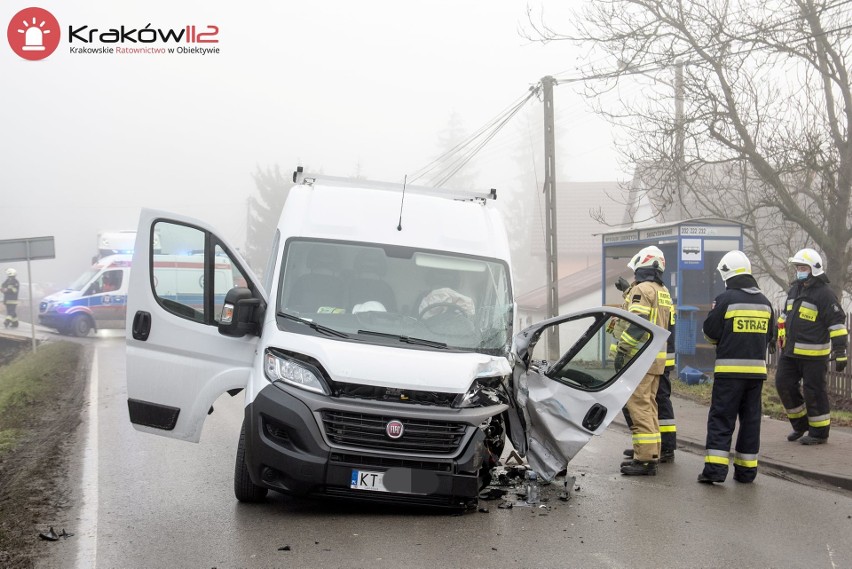 Wypadek w gminie Kocmyrzów-Luborzyca. Droga została całkowicie zablokowana po zderzeniu trzech samochodów