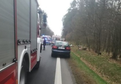 Wypadek dwóch motocykli i osobówki na DK 79 na wysokości Bogucina. Trzy osoby w szpitalu.