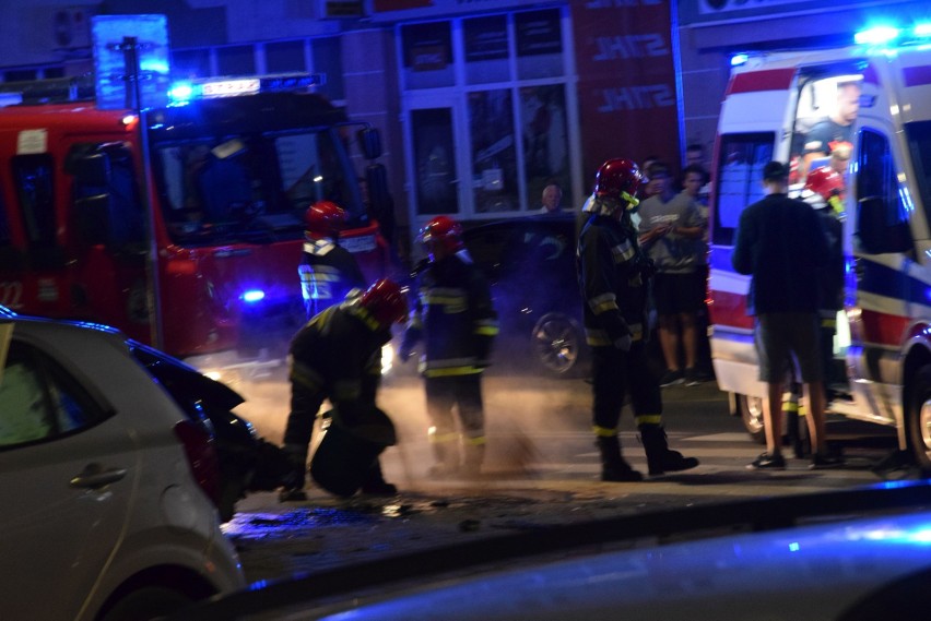 Wypadek w Tarnobrzegu. Trzy osoby w szpitalu po zderzeniu dwóch samochodów w centrum  (ZDJĘCIA, NOWE FAKTY)