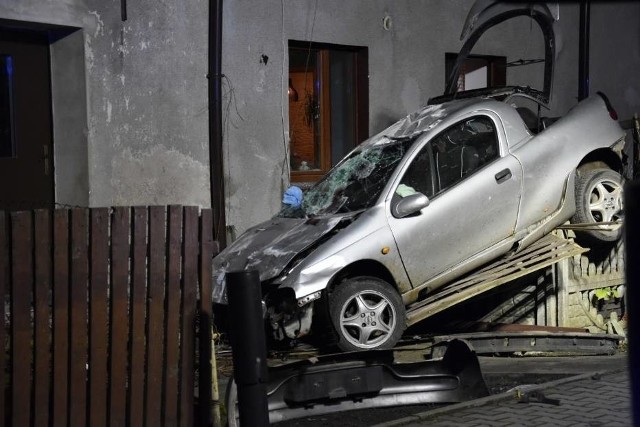 W sobotę, 16 listopada po godz. 17 w miejscowości Kotowo koło Grodziska Wielkopolskiego doszło do wypadku. Na łuku samochód wypadł z drogi i uderzył w przydrożny dom. Samochodem podróżowało pięciu obywateli Gruzji. Na ten moment nie wiadomo, jak poważne odnieśli obrażenia. Zobacz zdjęcia z miejsca wypadku ---->