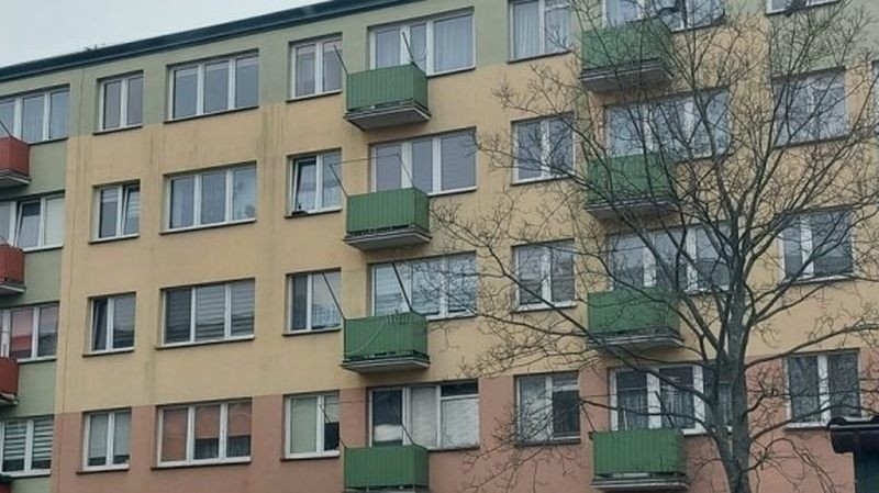 Ostrołęka. Policjant nie zawahał się wejść do mieszkania przez balkon na trzecim piętrze. 80-latka potrzebowała pomocy. 2.03.2021