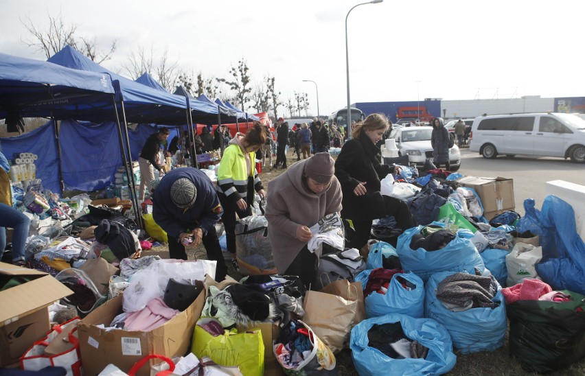 W Przemyślu, na parkingu obok hipermarketu, powstaje miasteczko namiotowe z pomocą dla uchodźców z Ukrainy [ZDJĘCIA]