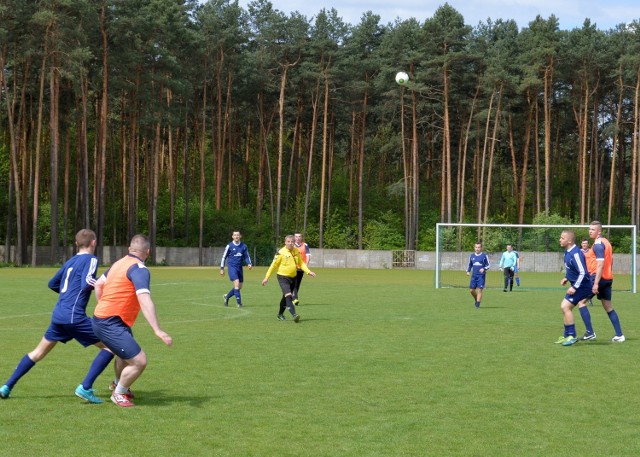 W granatowych strojach drużyna piłkarzy PIT Radwar w meczu z drużyną Łucznika na murawie stadionu.