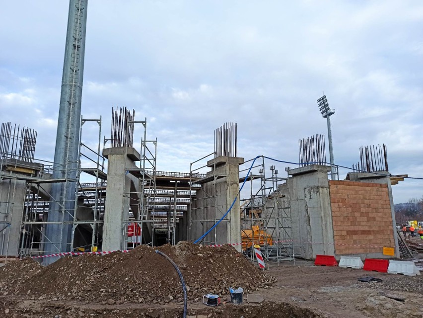 Budują stadion Sandecji bez wody i ogrzewania? Radni kierują pismo do Państwowej Inspekcji Pracy. Sądeckie Wodociągi potwierdzają 