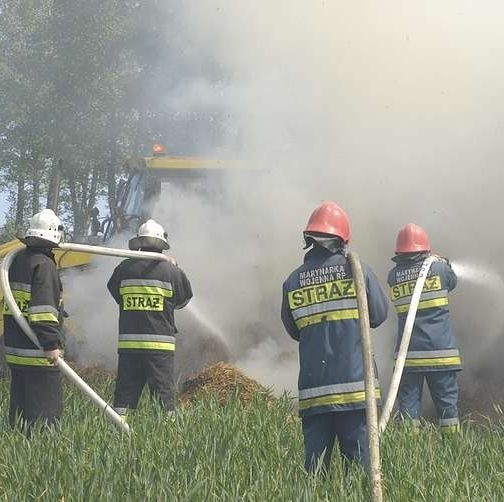 W Duninowie plonie pole ze sprasowaną slomą. Strazacy od wczoraj próbują zagasic ogien. (Fot. Krzysztof Tomasik)
