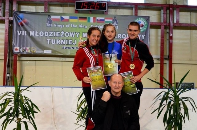 Trener Janusz Domagała i jego podopieczni podczas turnieju w Świdnicy. 