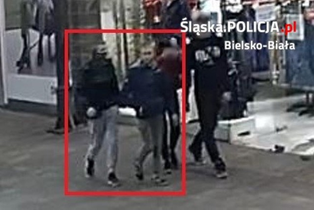 Zuchwała kradzież w Bielsku-Białej: dwaj chłopcy na ulicy ukradli 65-latce torebkę