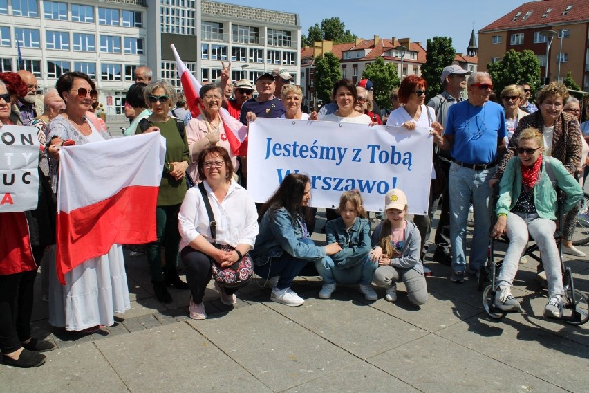 Główny baner oznajmiał, że Koszalin popiera Warszawę