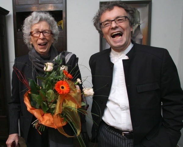 Obecna na premierze autorka Rosemary Friedman gratulowała aktorom i reżyserowi oraz publiczności. Na zdjęciu z dyrektorem kieleckiego teatru Piotrem Szczerskim.