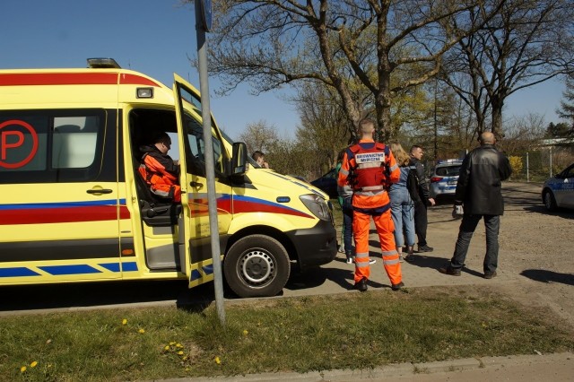 W niedzielę (21.04) niedaleko słupskiego Działkowca doszło do potrącenia mężczyzny. Na miejscu zdarzenia pracowali policjanci ze słupskiej drogówki.