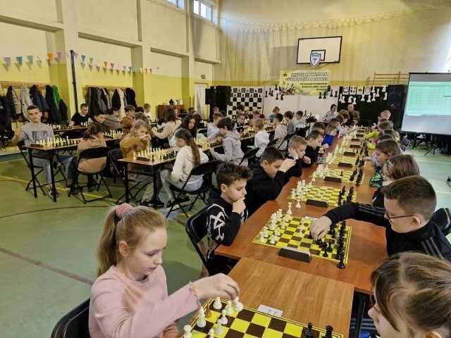 Na niedawnym turnieju szachowym w Przysusze  rywalizowali zapaleńcy królewskiej gry.