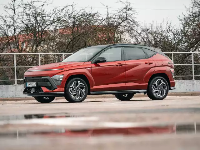 Hyundai Kona w wersji hybrydowej na pewno nie podbije serc miłośników sportowej jazdy, ale do takich celów mamy inne odmiany np. 1.6 T-GDI o mocy 198 KM i z opcjonalnym napędem na wszystkie koła. Tutaj liczy się płynność jazdy oraz względne oszczędności. Względne, bowiem aby oszczędzać, trzeba nauczyć się wykorzystywać zalety napędu i pogodzić się z kiepską dynamiką. Czy warto? Jeśli ktoś planuje jeździć głównie po mieści i pod miastem, lubi spokojną jazdę, wersja hybrydowa przypadnie mu do gustu.